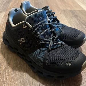 On Cloud Helion women’s shoe